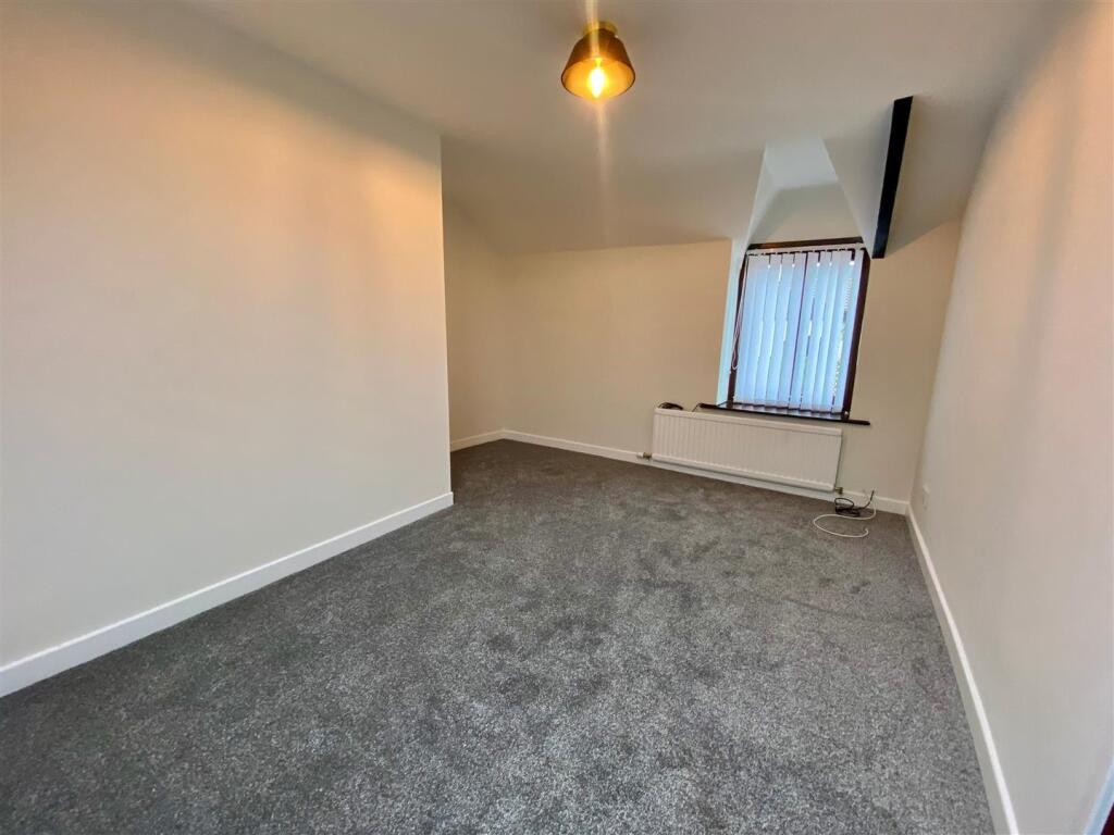 22 crown raod bed 2.jpg