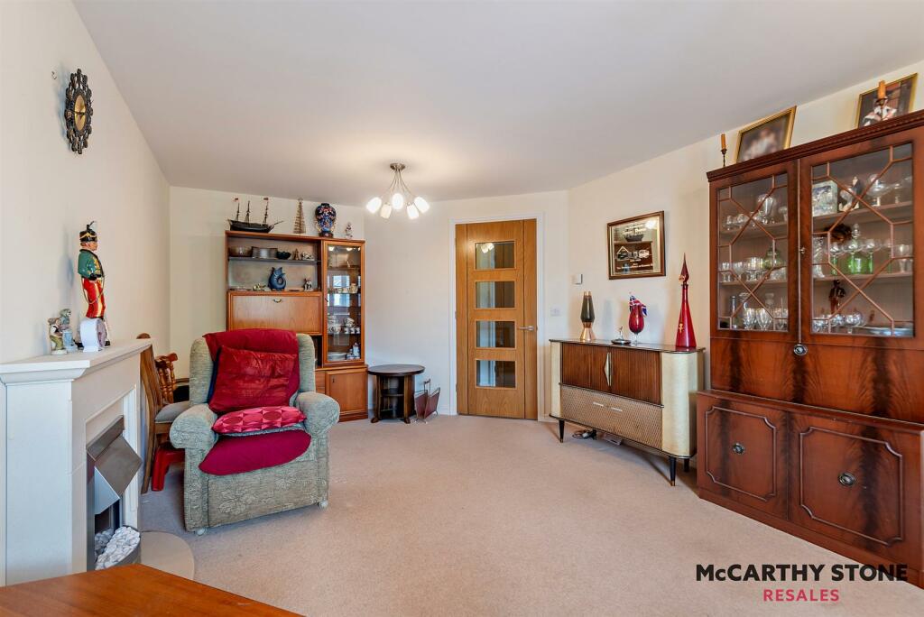 8596910-interior04-800.JPG