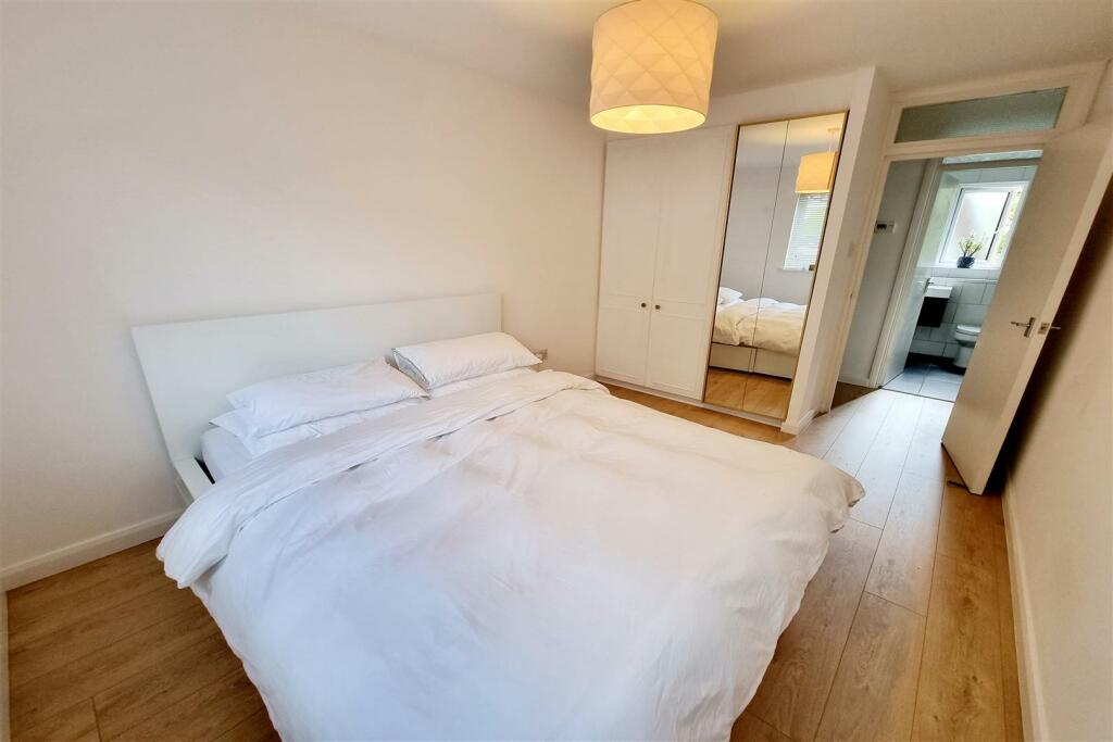 BEDROOM: PIC. 2