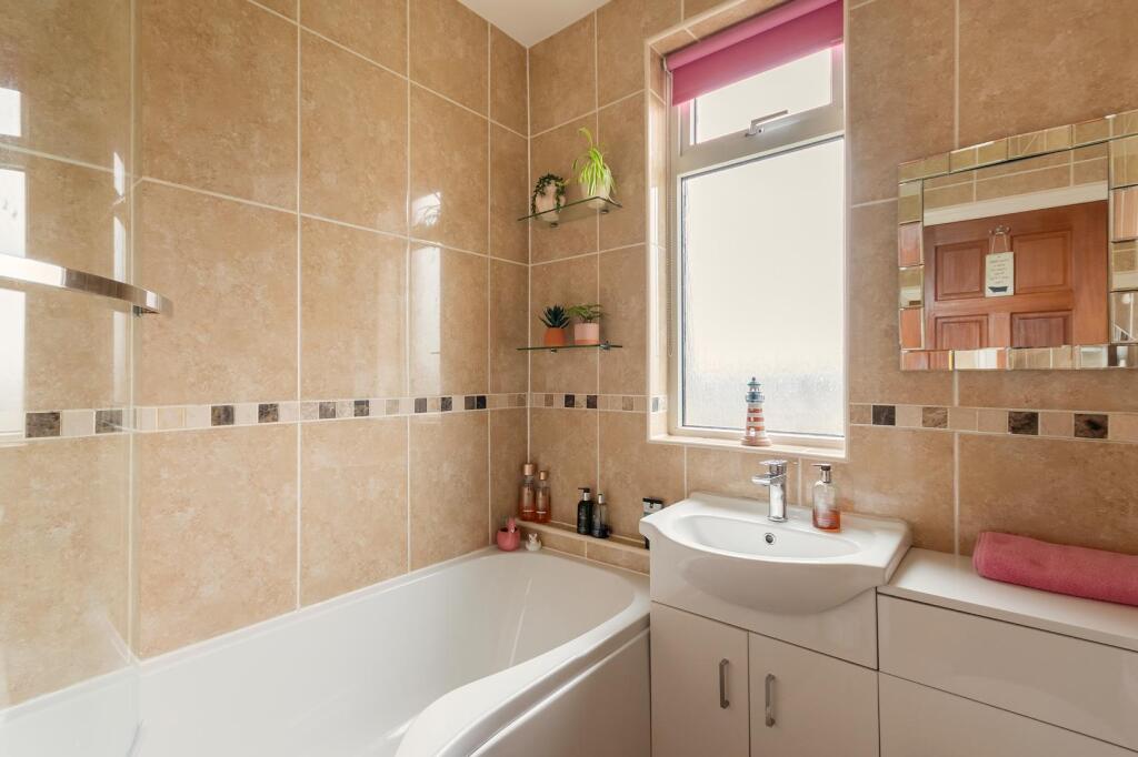 2Q6RKE - Bathroom B.jpg