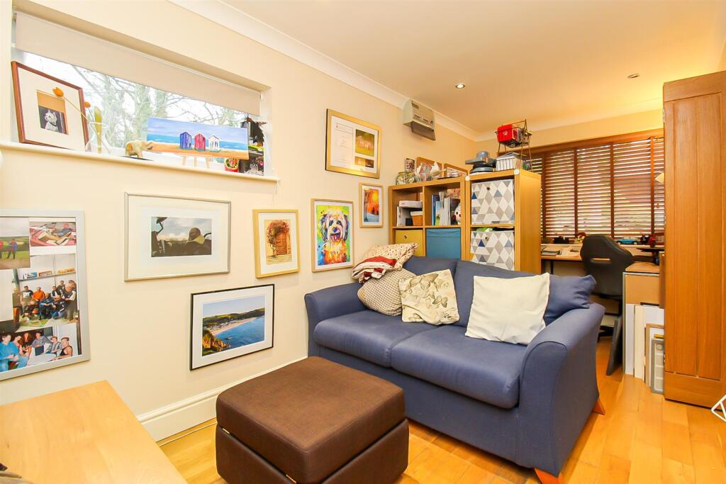 OFFICE/SITTING ROOM
