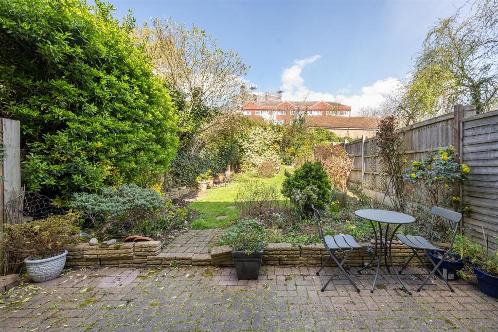 Selwyn Avenue, E4