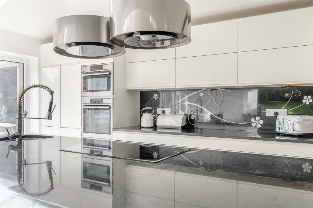 8608373-interior18.jpg