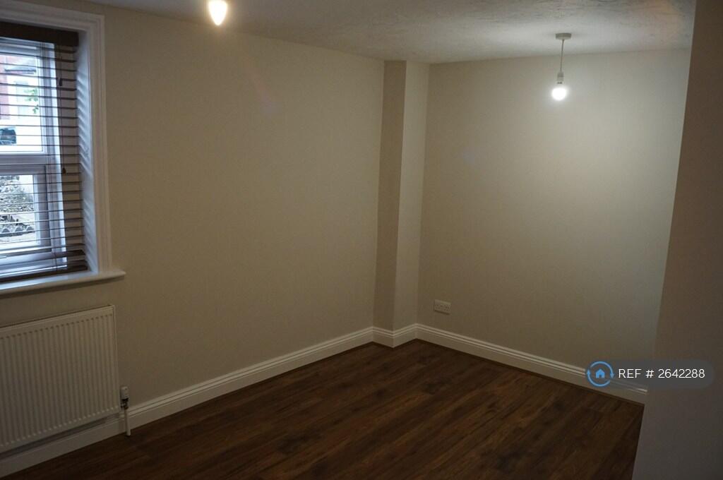2nd Bedroom Photo 4