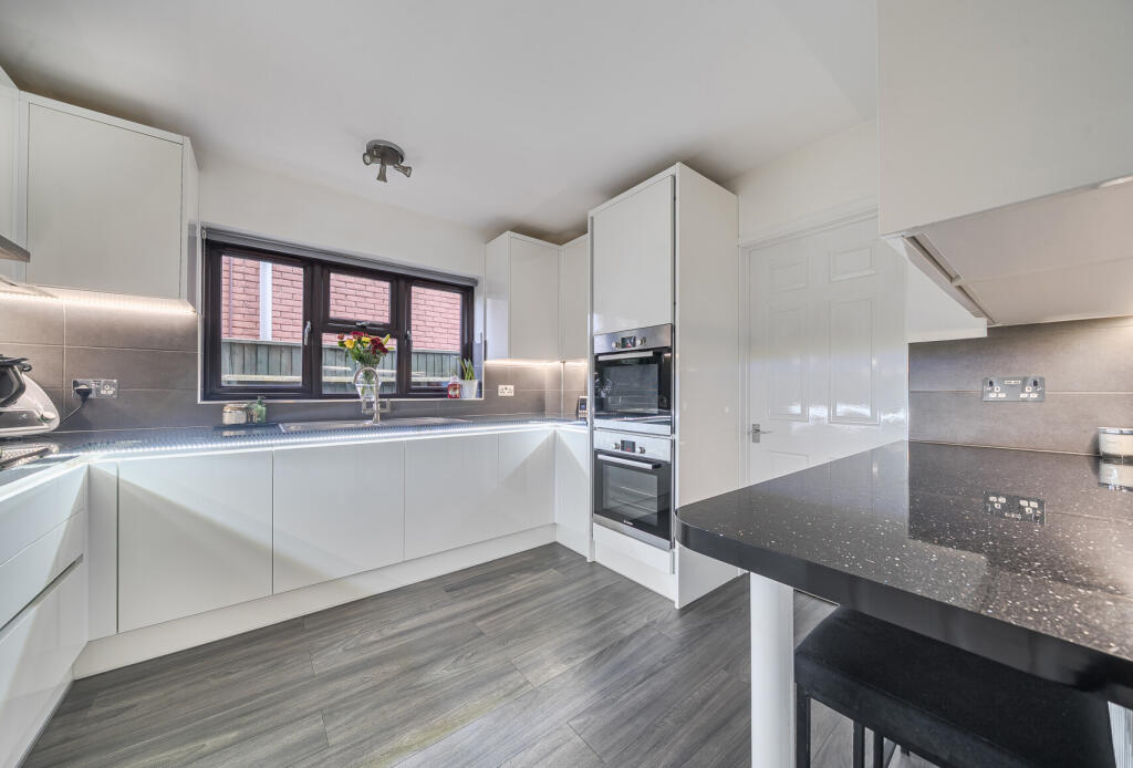 1364362-7-68ee81c...