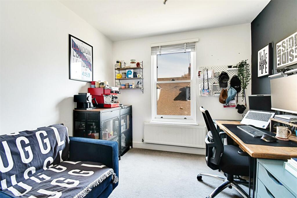 Bedroom 1_1.jpg