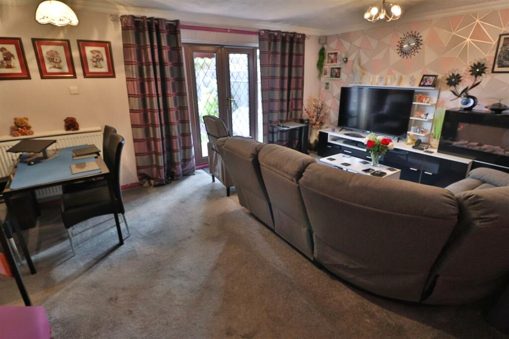 OPEN PLAN LOUNGE/DINING ROOM