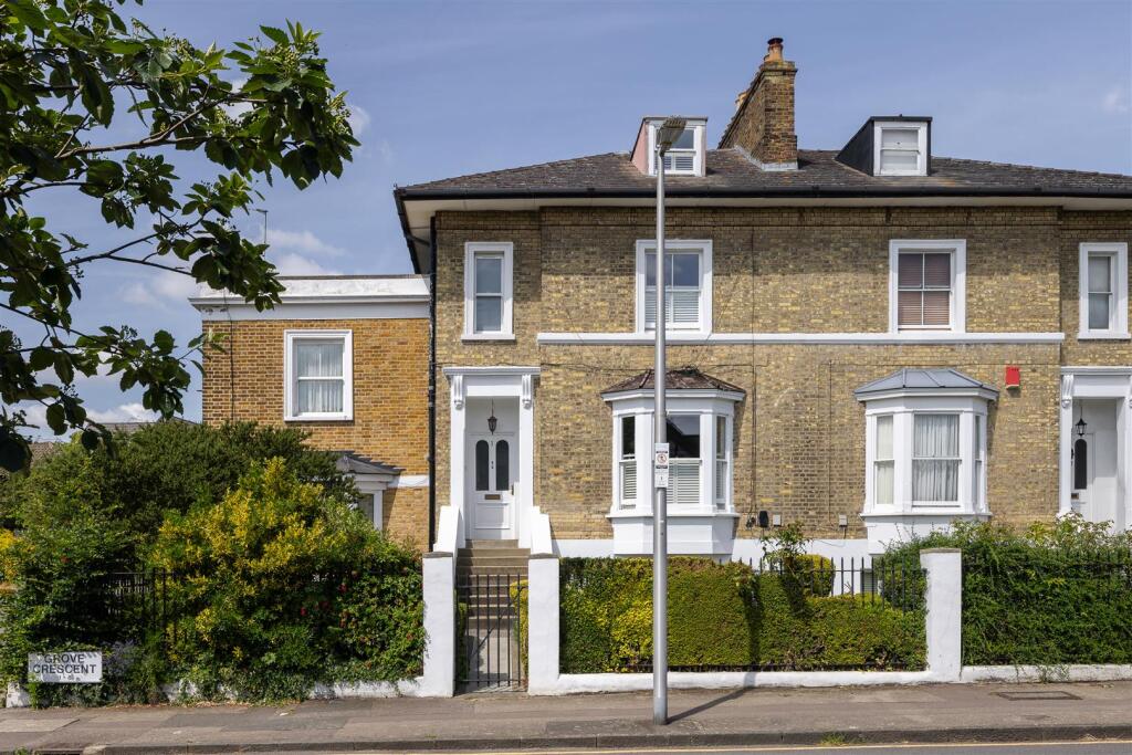 Grove Crescent, E18
