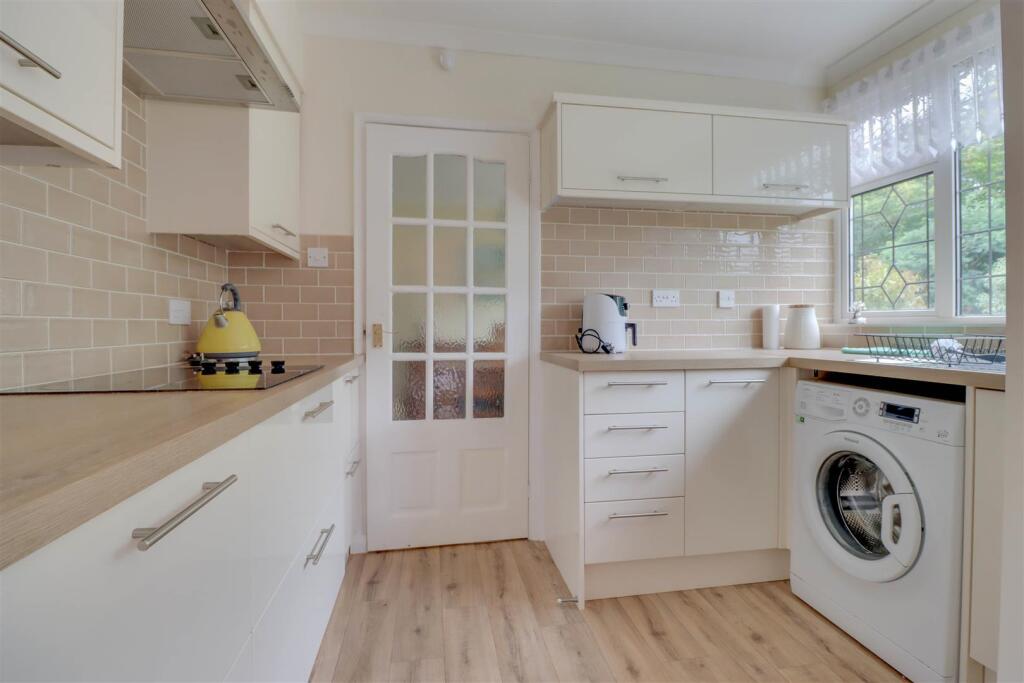 10 HIGHCLIFFE WAY INSIDE-14.jpg