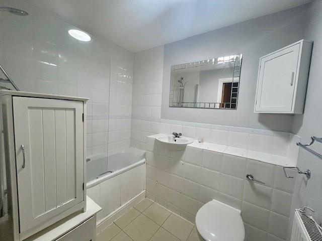 42 Calloway House bathroom.jpg