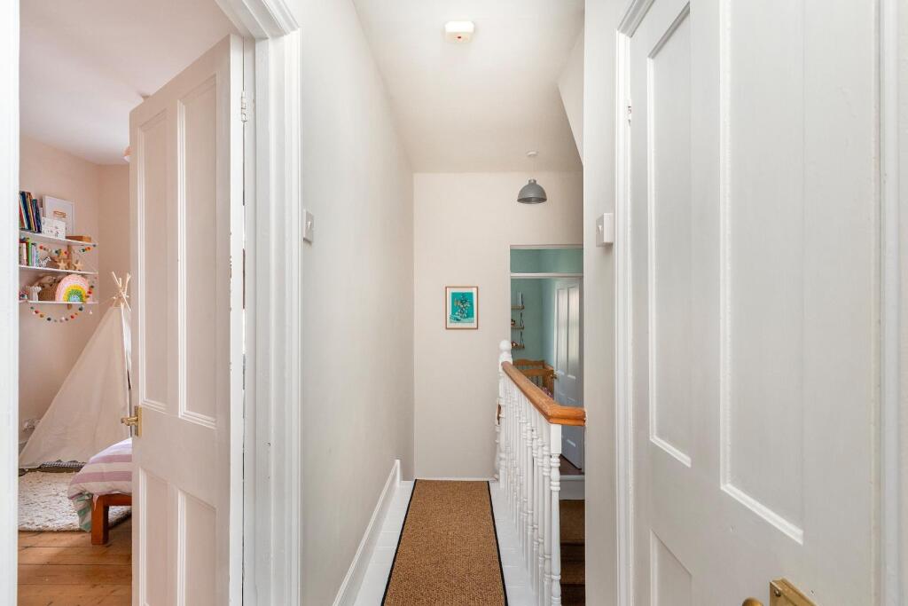 7H7AVP - Landing A.jpg