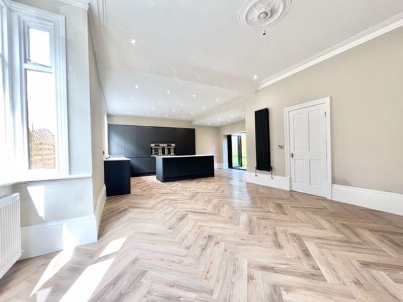 Living room to kitchen breakfast