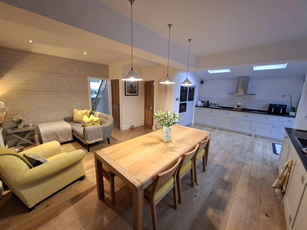 KITCHEN/DINING ROOM/SNUG