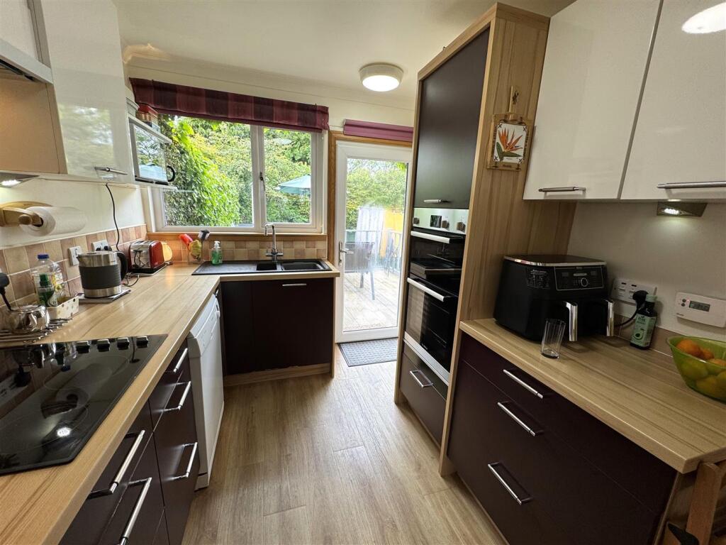 KITCHEN .JPG