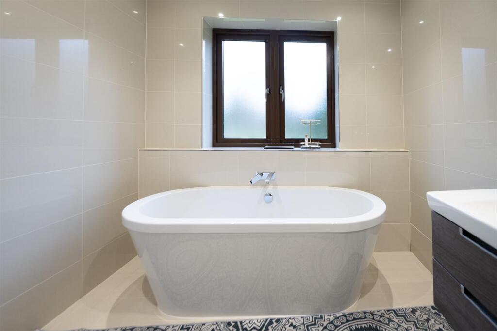 Bathroom 1       .jpg