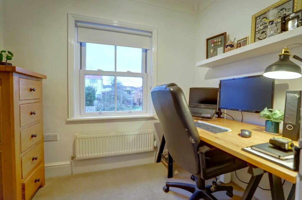 Bedroom 3/ Study