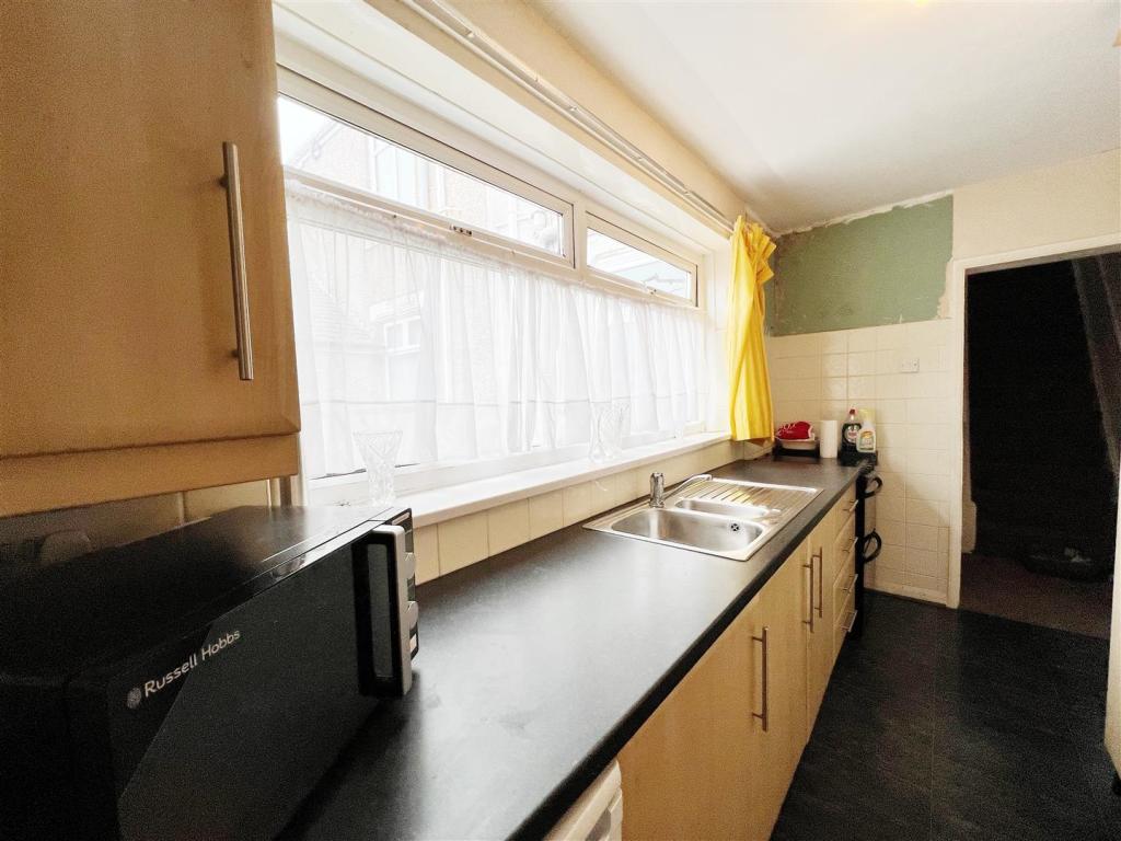 Kitchen 2.jpg