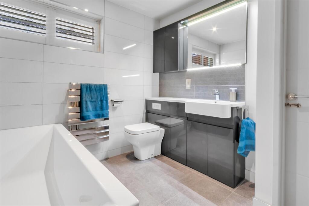 Bathroom 2.jpg