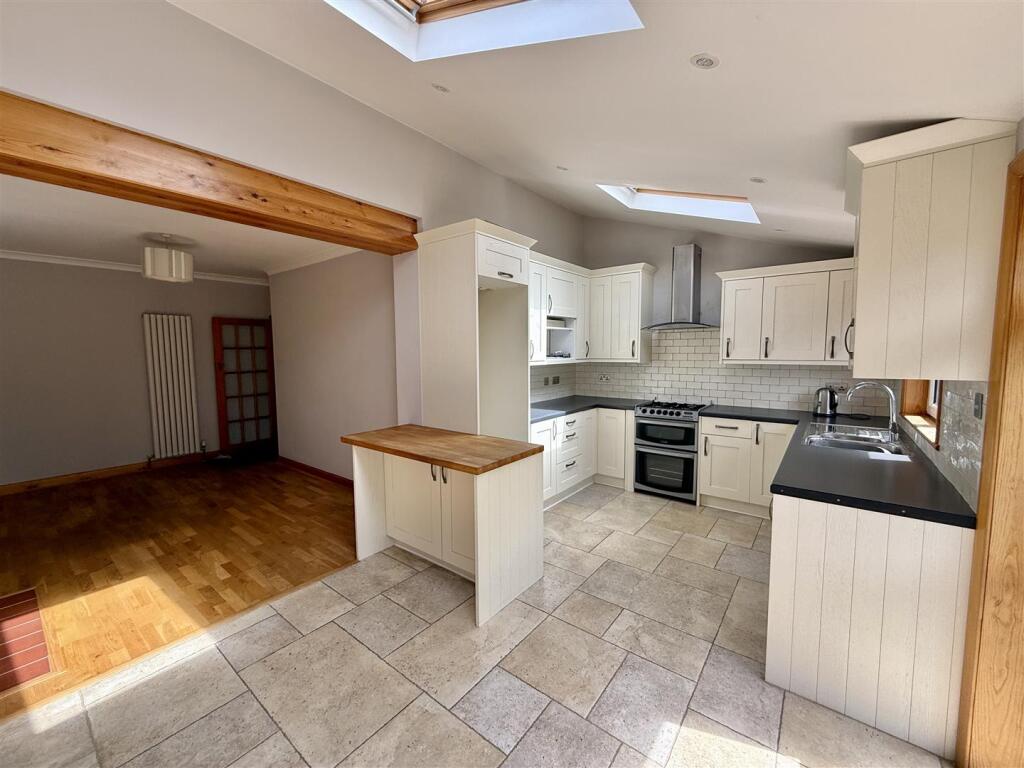 Kitchen/Dining Area: