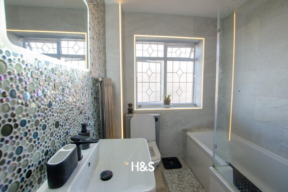 100a Fabian Crescent - Bathroom.jpg