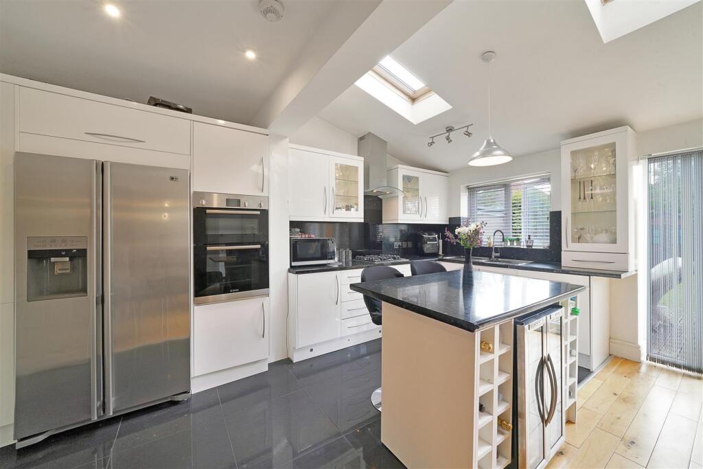 19 Langham Gardens - NxrLHV3LXyw6htYzkfTm.jpg