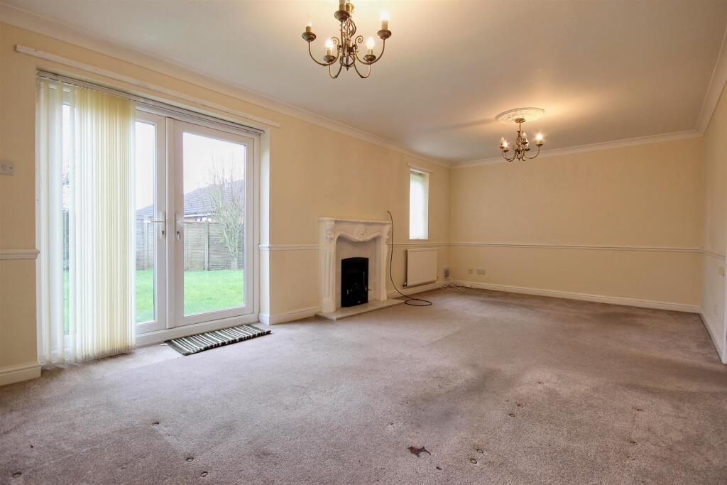 REAR LOUNGE