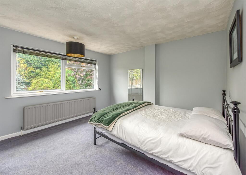 6 St Johns close-Bedroom 1.jpg