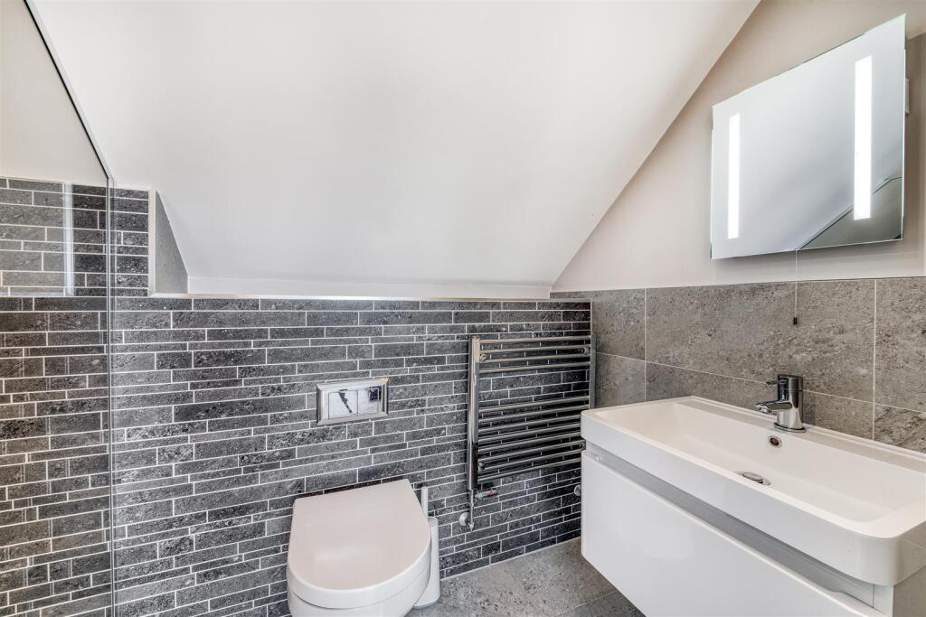 Well Appointed En-Suite Shower Room