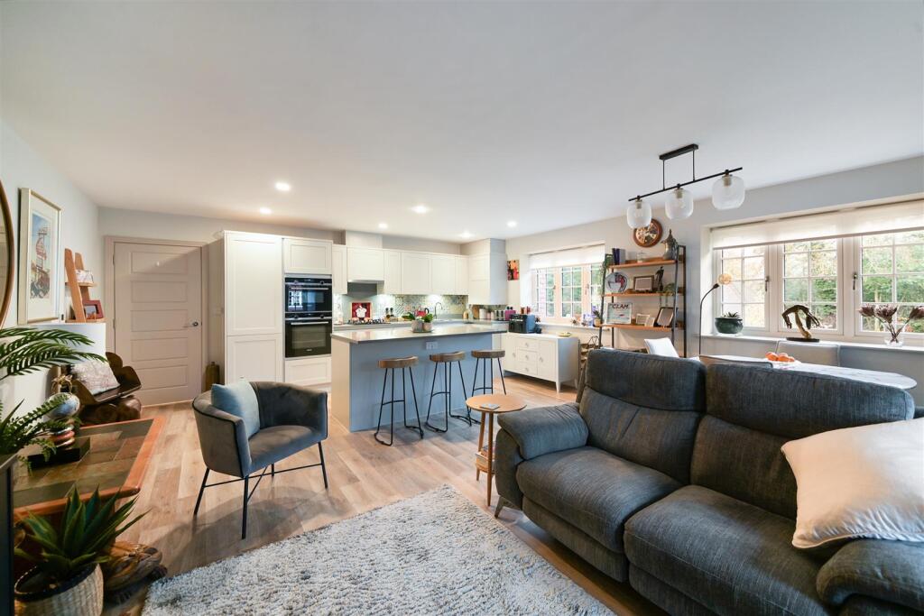 DE CLARE COURT (9).jpg