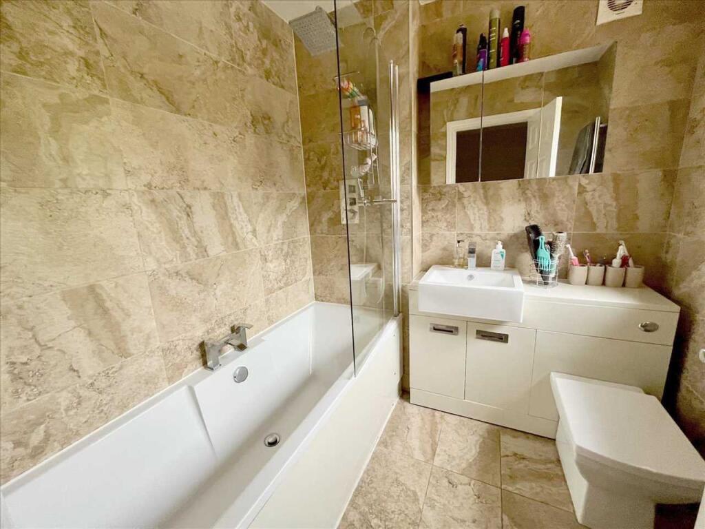 FAMILY BATHROOM/WC