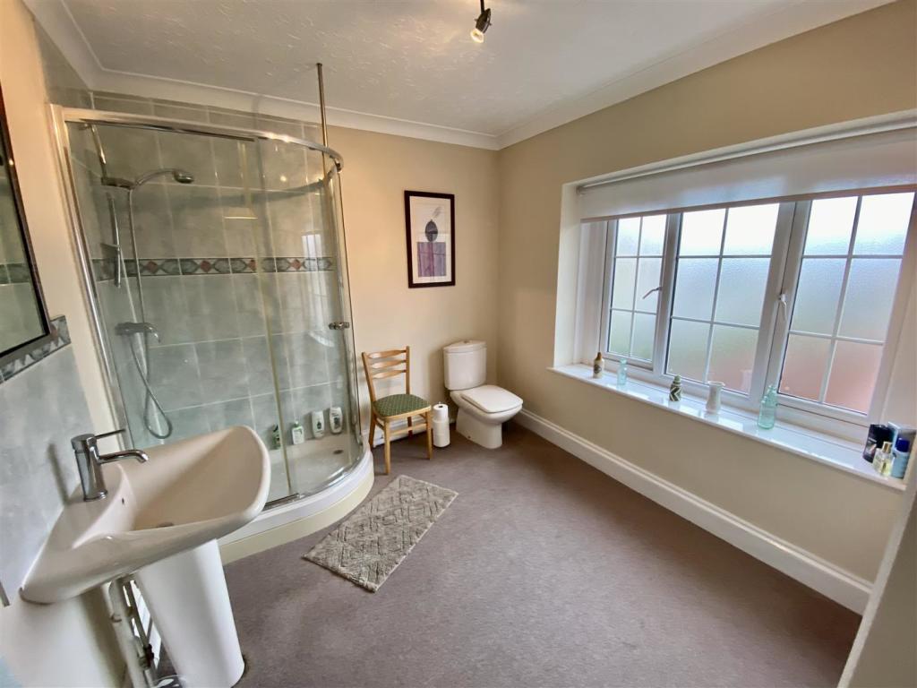 EN-SUITE SHOWER ROOM