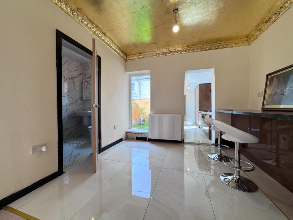 DINING/BREAKFAST ROOM