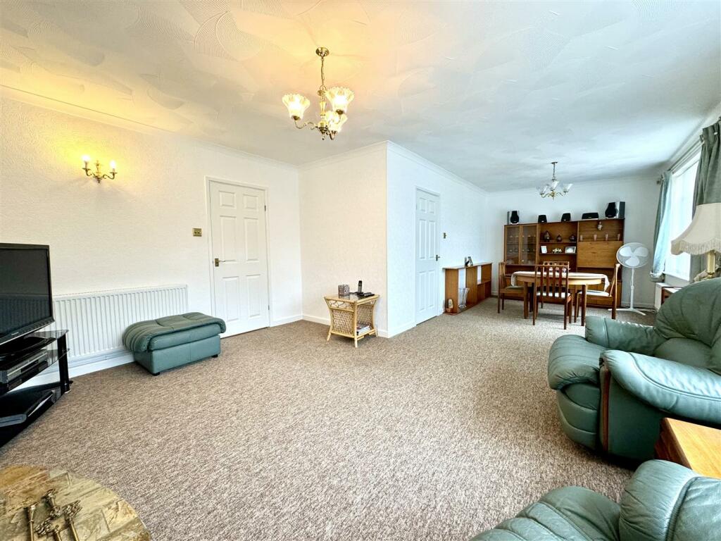 LOUNGE/DINING ROOM