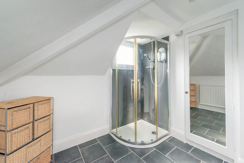 TWO STUNNING DOUBLE BEDROOMS AND BATHROOMS