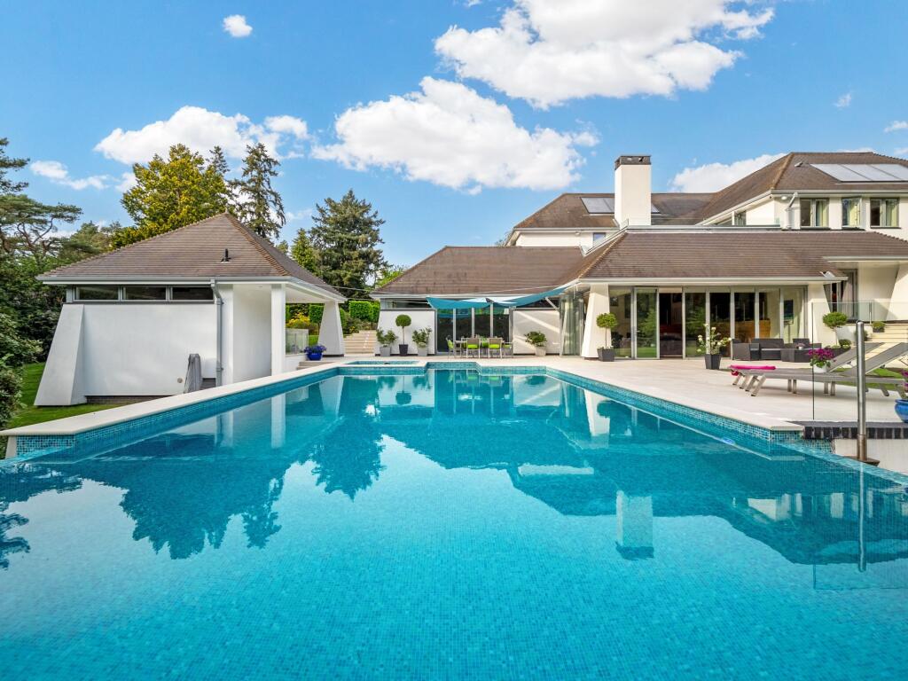 Rear with swimming pool