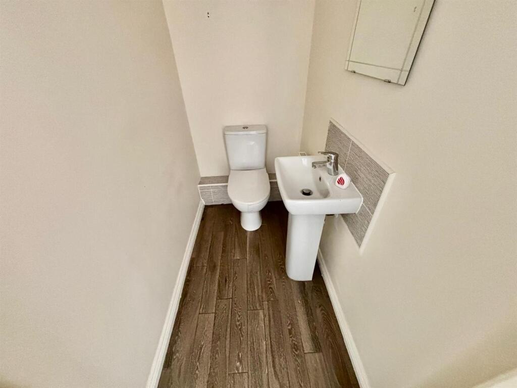 Cloakroom / WC: