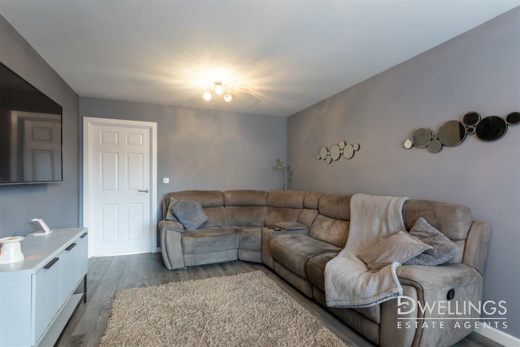HAZELWELL AVENUE - LOUNGE