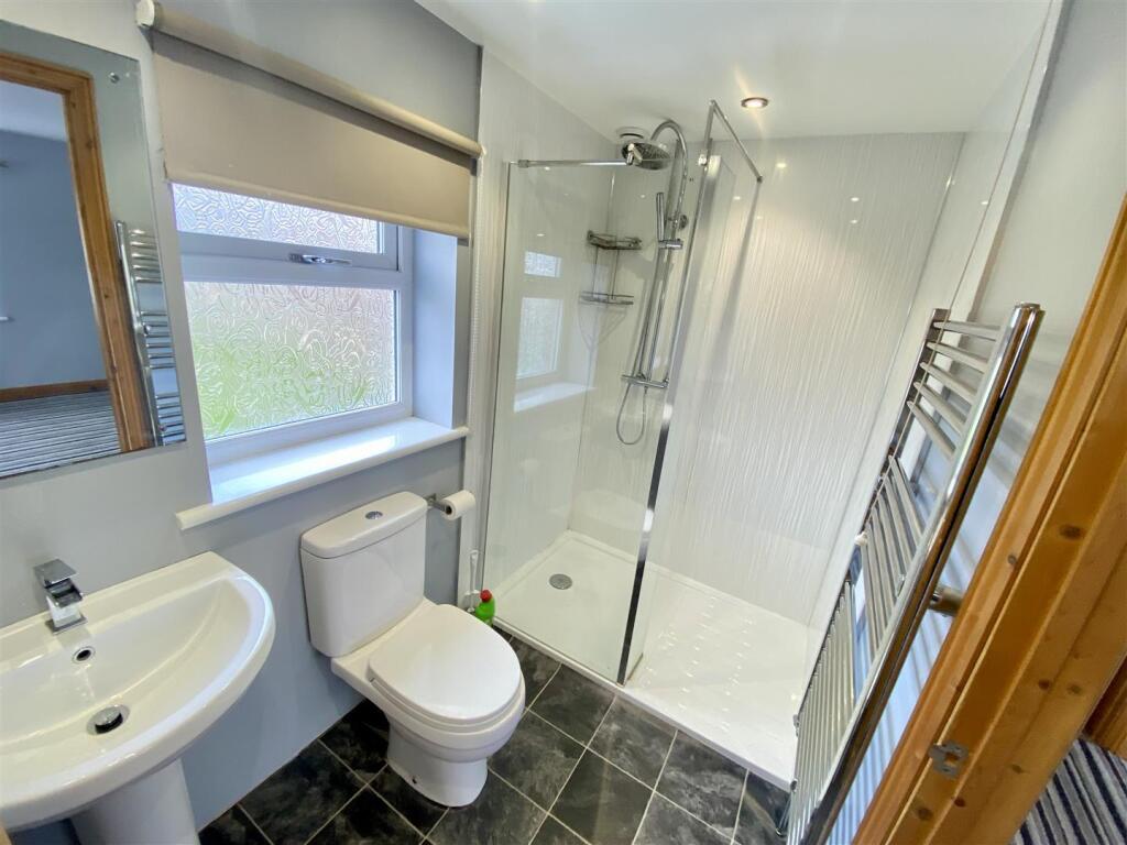 REAR ENSUITE BATHROOM
