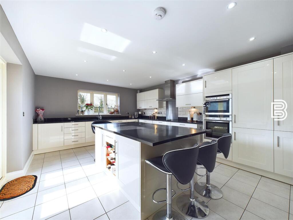 Kitchen (2).jpg