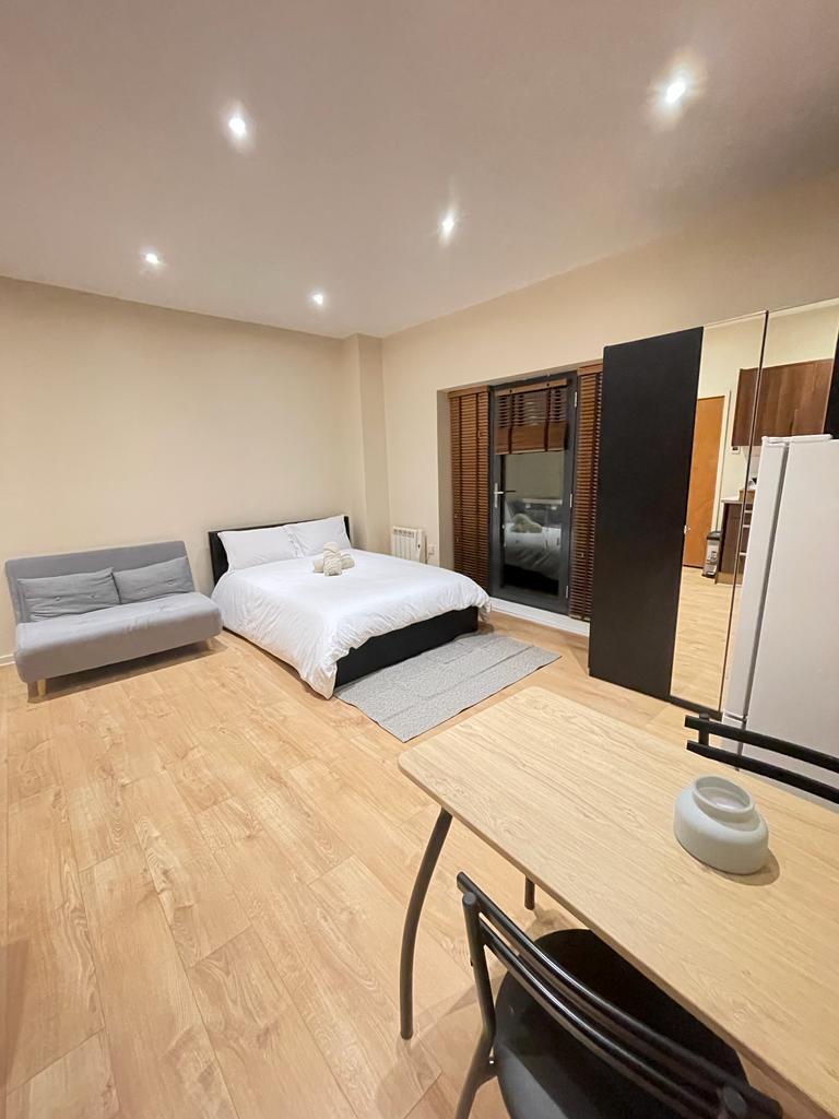 Spacious Studio Flat - 4 Minutes from Seven Siste