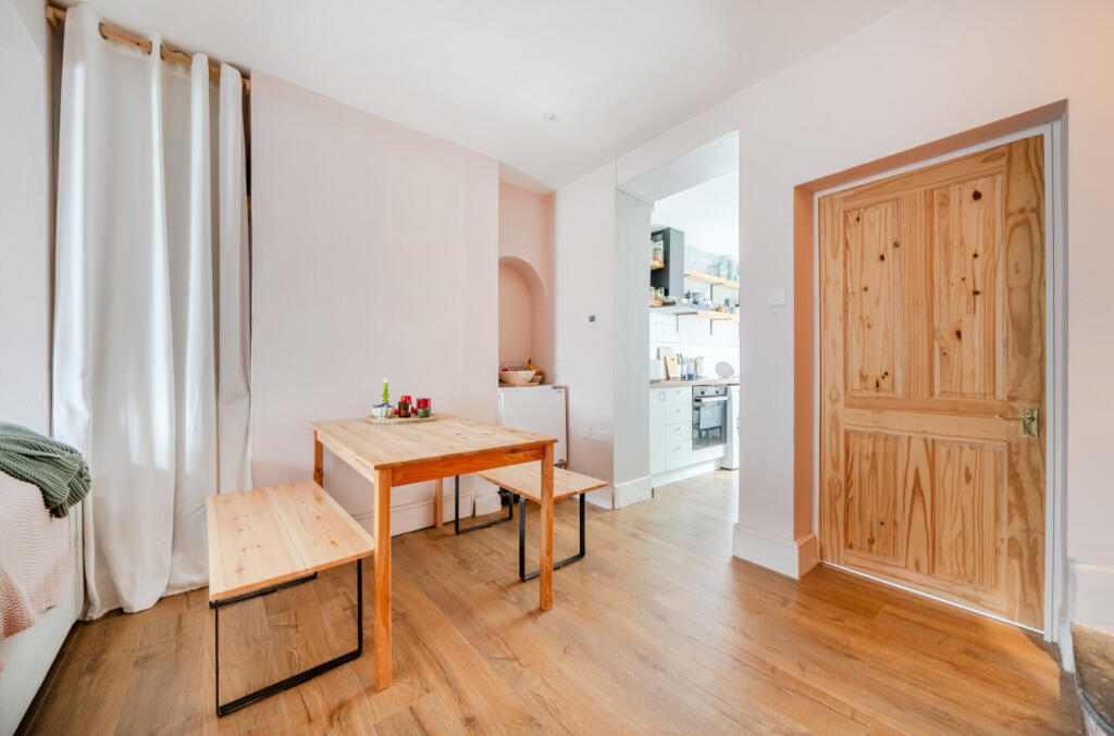 1388102-3-693a9cd...