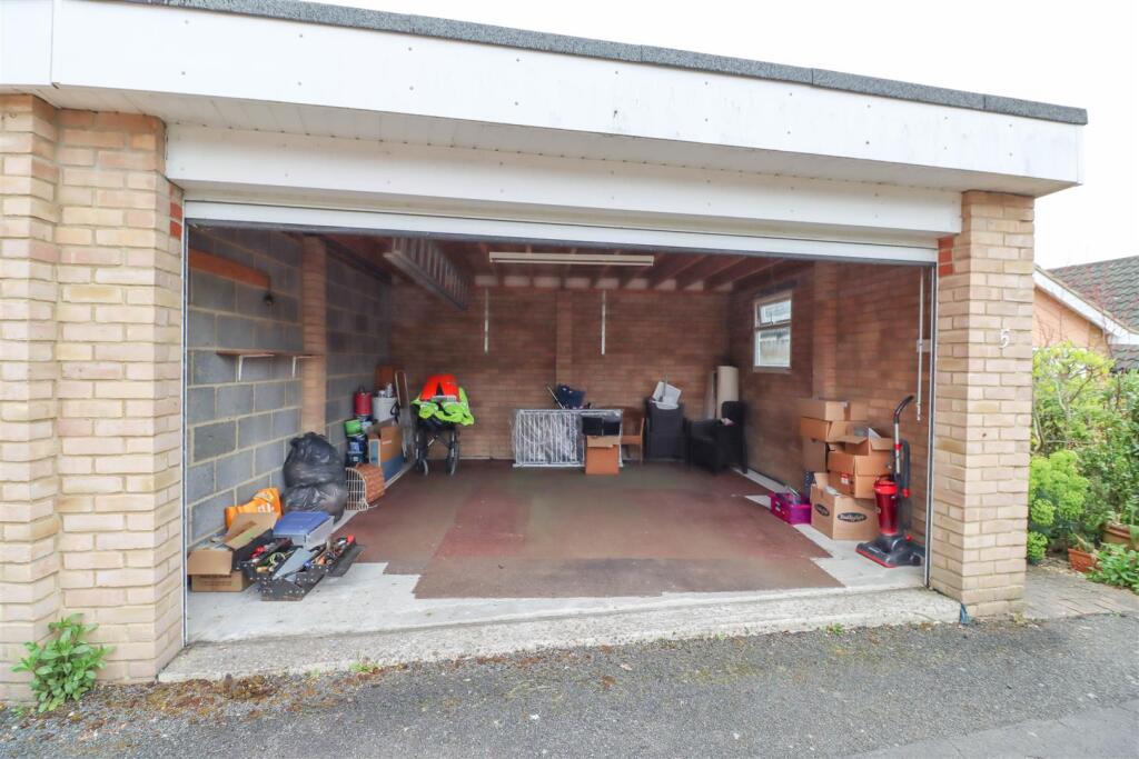 5 ALMA CLOSE GARAGE.jpg