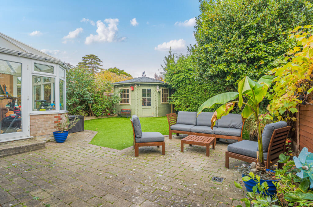 1370219-7-68ef7de...