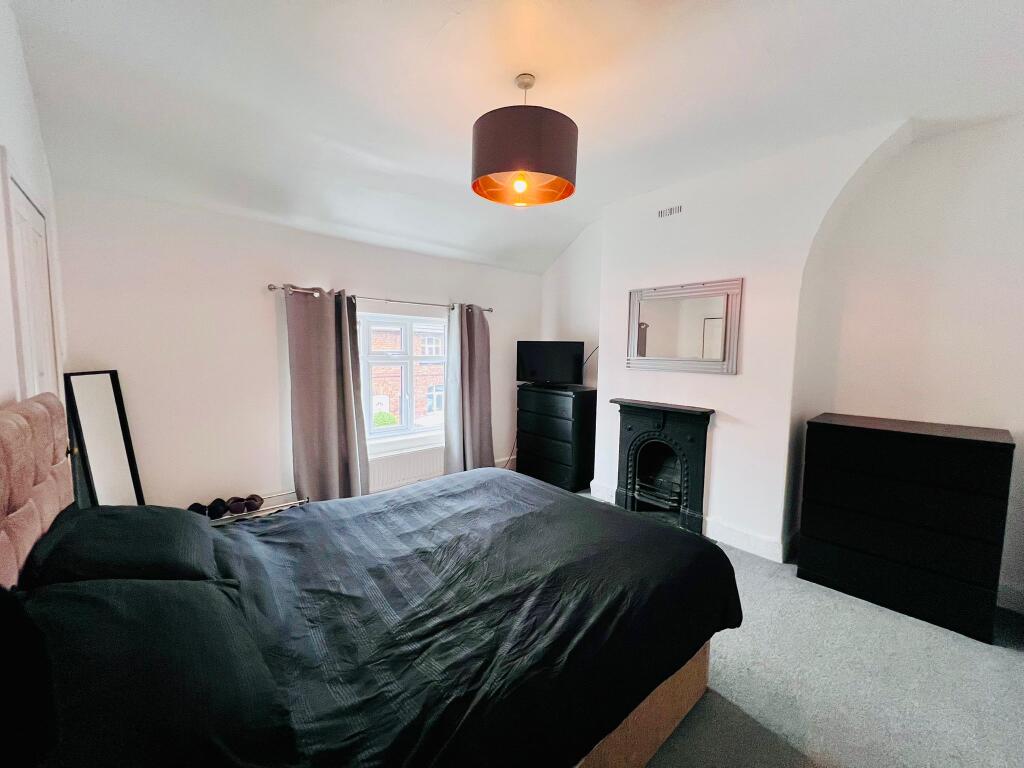 BEDROOM 1 (2).jpg