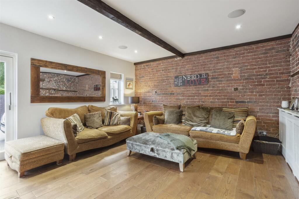 77240_Bentley Lodge 10 Egham Hill(13).jpg