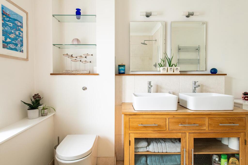 Bathroom_2.jpg