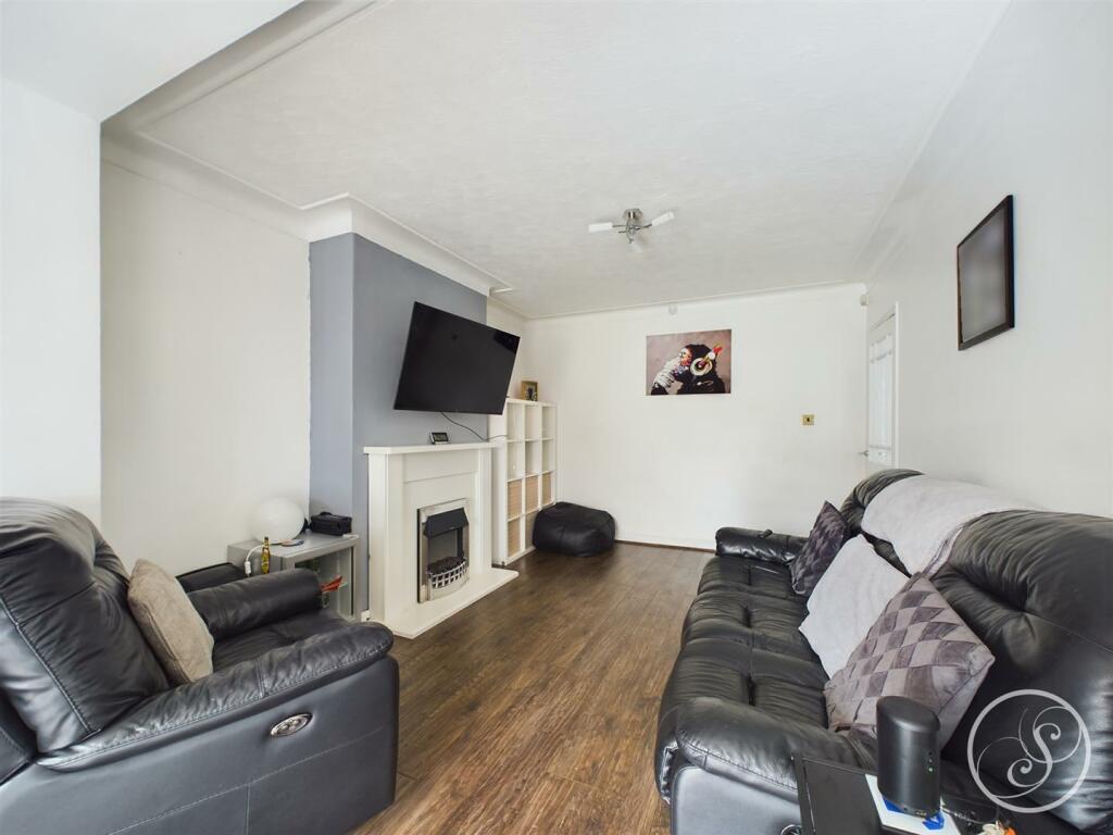 SITTING ROOM/DINING ROOM
