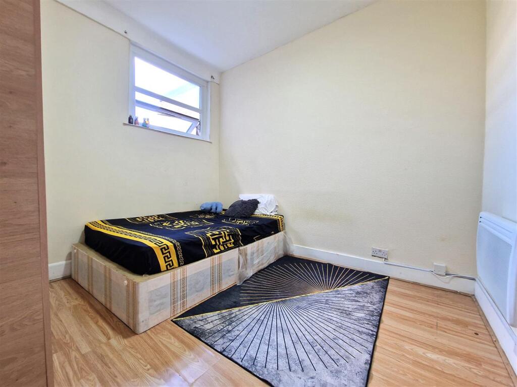 Bed 2.jpg