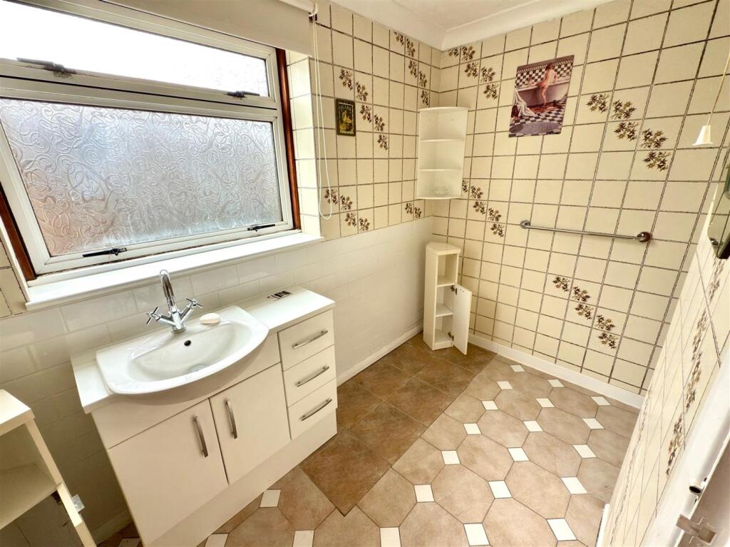 SHOWER ROOM.jpg