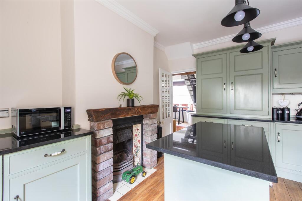 Potter Hill 33A Kitchen-5.jpg